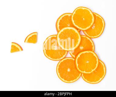 Viele frische Scheiben von Orange liegt wunderschön auf einem weißen Hintergrund angeordnet Stockfoto