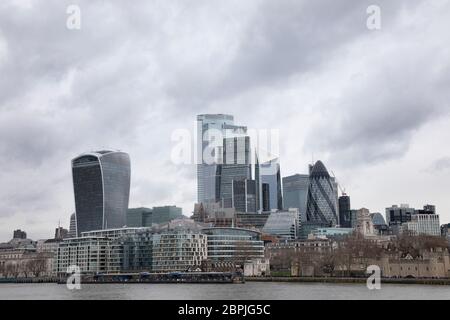 Grauer Sturm Wolken über der Stadt London am 25. Februar 2020 in London, Großbritannien. Die City of London ist ein historisches Finanzviertel, in dem sowohl die Börse als auch die Bank of England untergebracht sind. Moderne Wolkenkratzer von Unternehmen ragen über den Spuren mittelalterlicher Gassen. Stockfoto