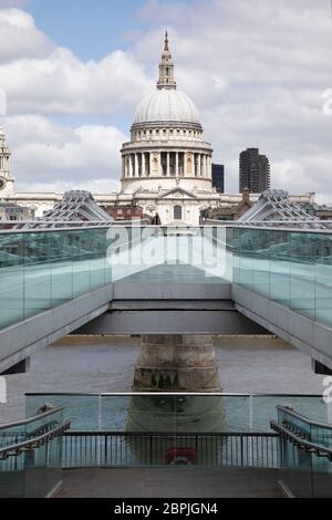 Blick Blick über die Millennium Bridge in Richtung St. Pauls Cathedral ist unheimlich ruhig und still, abgesehen von ein paar Fußgängern auf leeren Straßen, während die Blockierung andauert und die Menschen die Botschaft des Aufenthalts zu Hause in der Hauptstadt am 11. Mai 2020 in London, England, Großbritannien, beobachten. Coronavirus oder Covid-19 ist eine neue Atemwegserkrankung, die bisher beim Menschen nicht beobachtet wurde. Während ein Großteil oder Europa in die Blockierung gebracht wurde, hat die britische Regierung nun eine leichte Lockerung der strengen Regeln als Teil ihrer langfristigen Strategie angekündigt, insbesondere der sozialen Distanzierung. Stockfoto