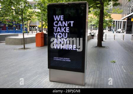 HM Regierung und NHS Werbung Gesundheit Beratung Boards bei Mehr London, die unheimlich ruhig und still auf leeren Straßen, wie die Sperrung weiter und die Menschen beobachten die zu Hause bleiben Nachricht in der Hauptstadt am 11. Mai 2020 in London, England, Großbritannien. Coronavirus oder Covid-19 ist eine neue Atemwegserkrankung, die bisher beim Menschen nicht beobachtet wurde. Während ein Großteil oder Europa in die Blockierung gebracht wurde, hat die britische Regierung nun eine leichte Lockerung der strengen Regeln als Teil ihrer langfristigen Strategie angekündigt, insbesondere der sozialen Distanzierung. Stockfoto