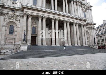Blick auf die leeren Stufen der St. Pauls Cathedral, die in leeren Straßen unheimlich ruhig und still ist, während die Blockierung andauert und die Menschen die Botschaft des Aufenthalts zu Hause in der Hauptstadt am 11. Mai 2020 in London, England, Großbritannien, beobachten. Coronavirus oder Covid-19 ist eine neue Atemwegserkrankung, die bisher beim Menschen nicht beobachtet wurde. Während ein Großteil oder Europa in die Blockierung gebracht wurde, hat die britische Regierung nun eine leichte Lockerung der strengen Regeln als Teil ihrer langfristigen Strategie angekündigt, insbesondere der sozialen Distanzierung. Stockfoto