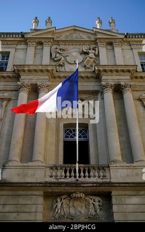 Französische Flagge auf dem Balkon des Rathauses (Hotel de Ville) der Stadt Arles.Bouches-du-Rhone. Alpes-Cote d'Azur. Frankreich Stockfoto