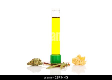 CBD Öl im Reagenzglas Marihuana Knospen, Blätter und auf weißem Hintergrund bröckeln. Cannabis konzentriert. Stockfoto