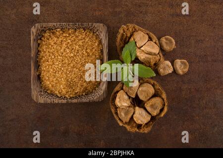 Luo Han Guo aka Mönch Obst natürliches Heilmittel auf schwarzem Hintergrund. Leistungsstarke gesundes Süßungsmittel. Stockfoto