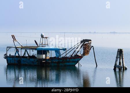 Angelboote/Fischerboote in Po River Lagune, Italien. Italienische Landschaft. Minimal Wasser panorama Stockfoto