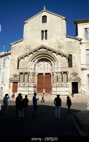 Romanische Kirche der Heiligen Trophime auf dem Place de la Republique. Arles.Bouches-du-Rhone.Frankreich Stockfoto