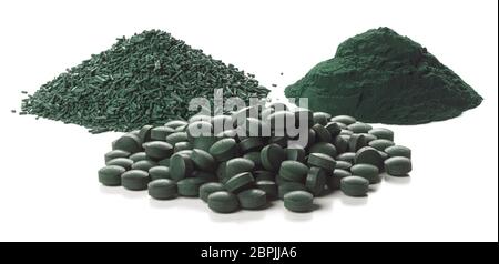 In der Nähe von Bio Spirulina Tabletten, Flocken und Pulver auf weißen Hintergrund. Stockfoto