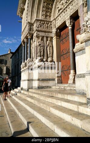 Romanische Skulpturen schmückten das Portal der Kirche St. Trophime in Place de la Republique.Bouches-du-Rhone.France Stockfoto