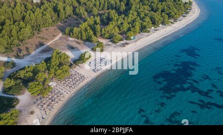 Strand in der Nähe von Paragga Glarokavos Strand in Halbinsel Kassandra. Chalkidiki, Griechenland Stockfoto