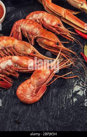 Nahaufnahme des fernöstlichen botan Garnelen mit Zitrone Stockfoto