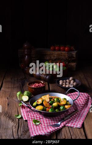 Rosenkohl Kartoffeln Pfanne mit Speck im rustikalen Stil Stockfoto