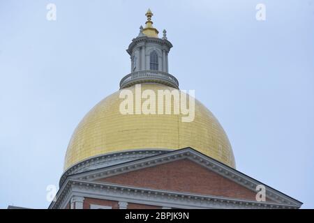 1. Mai 2020: COVID 19 CORONA VIRUS PANDEMIE - der Goldene Dom des Massachusetts Statehouse auf Beacon Hill. Quelle: Kenneth Martin/ZUMA Wire/Alamy Live News Stockfoto