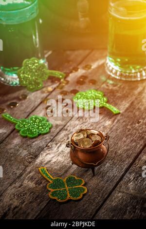 Pot of Gold mit Goldmünzen auf vintage Holz- Hintergrund. Saint Patrick's Day theme Stockfoto