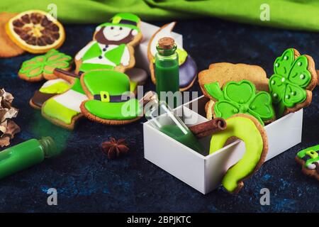 Lebkuchen cookies für Patrick's Day auf dunklen konkreten Hintergrund Stockfoto