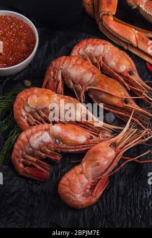 Nahaufnahme des fernöstlichen botan Garnelen mit Zitrone Stockfoto