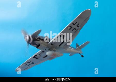 Simulierte Flugansicht des Modellflugzeugs Messerschmitt Bf109 gegen blauen Himmel Stockfoto