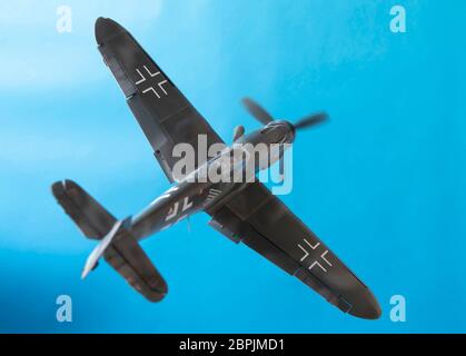 Simulierte Flugansicht des Modellflugzeugs Messerschmitt Bf109 gegen blauen Himmel Stockfoto