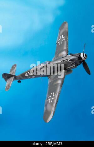 Simulierte Flugansicht des Modellflugzeugs Messerschmitt Bf109 gegen blauen Himmel Stockfoto