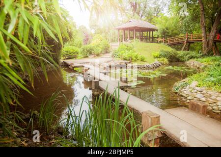 Schöne Szene der Holzsteg in Japanese-Style Garten über Teiche. Stockfoto
