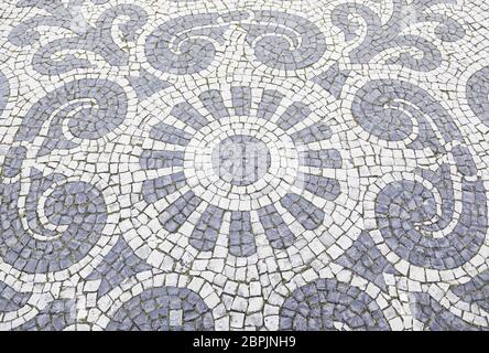 Lissabon typische Mosaik, Detail aus einem Mosaik in einer alten typischen Lissabon-Straße, urbane Kunst Stockfoto