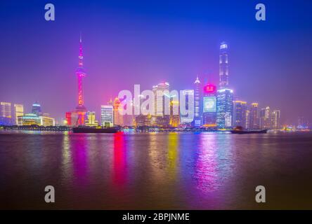 Shanghai am Huangpu Fluss bei einer nebligen Nacht, Skyline von China Stockfoto