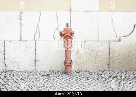 Hydranten in einer Stadt, Detail eines Elements, löschte Brände, wirklichen Schutz und Sicherheit Stockfoto