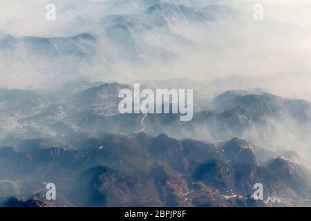 Luftbild Landschaft Berg in dichtem Nebel verloren in China, Vogelperspektive Landschaft aussehen wie ein Gemälde Stil der chinesischen Stockfoto