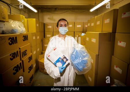 Arbeiter, die eine Gesichtsmaske und Peelings im Belfast Trust auf dem Gelände des Belfast City Hospital tragen. Stockfoto