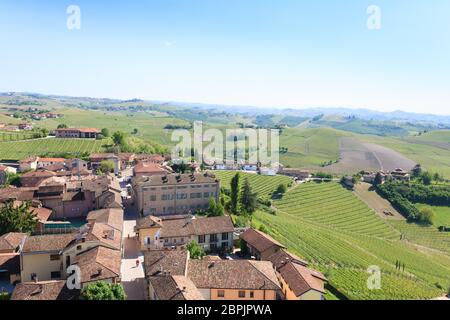 Barbaresco Stadt Luftbild. Weinberge von Langhe Region, Italien Landwirtschaft. UNESCO-Weltkulturerbe Stockfoto