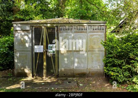 Nahaufnahme einer gusseisernen Gentleman's Toilette in Sydney Gardens, Bath, Somerset, England, Großbritannien. Historische und Grade-II-gelistet Stockfoto