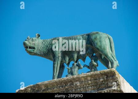 Skulptur von Romulus und Remus, gesaugt von einer Wölfin. Vor dem Glockenturm der Patriarchalbasilika von Aquileia, einem antiken römischen C. Stockfoto