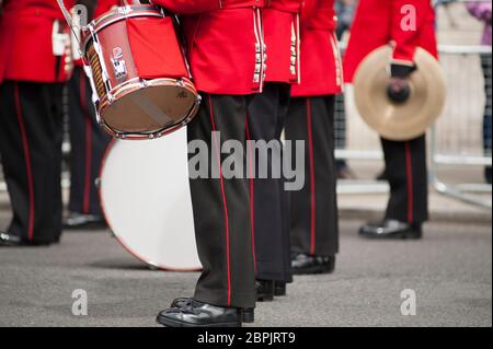 Die Waliser-Garde stehen während der jährlichen Staatseröffnung des Parlaments im Zentrum Londons auf dem Parliament Square in Westminster. Stockfoto