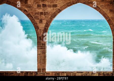 Schönen Meerblick durch erstaunlich großen Bogen Fenster der alten Gebäude Stockfoto