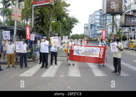 Kalkutta, Indien. Mai 2020. Aktivisten des Socialist Unity Centre of India (Communist) oder SUCI (C) nehmen an einer Demonstration Teil, um gegen die anhaltende Krise der Arbeitsmigranten während der landesweiten Lockdown zu protestieren, die im Zuge der COVID 19 Coronavirus-Pandemie verhängt wurde. (Foto von Saikat Paul/Pacific Press/Sipa USA) Quelle: SIPA USA/Alamy Live News Stockfoto