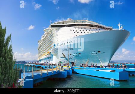 Kreuzfahrt Schiff im Hafen an sonnigen Tag Stockfoto