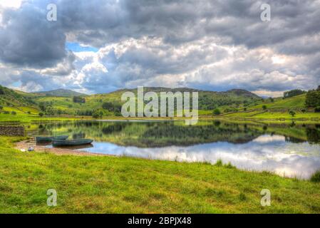 Schöner See mit Booten Watendlath Tarn die Seen Cumbria England in hdr Stockfoto