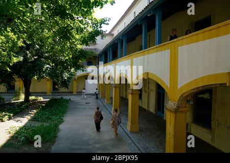 Das ehemalige Ancier Hotel-dieu das alte Krankenhaus von Arles und Garten. L'espace Van Gogh Kulturzentrum.Bouches-du-Rhone.Provence-Alpes-Cote d'Azur.Frankreich Stockfoto