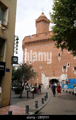 Le Castillet Gateway Tower mit Canal von Perpignan im Vordergrund.Perpigan.Pyrenees-Orientales.Occitanie.Frankreich Stockfoto