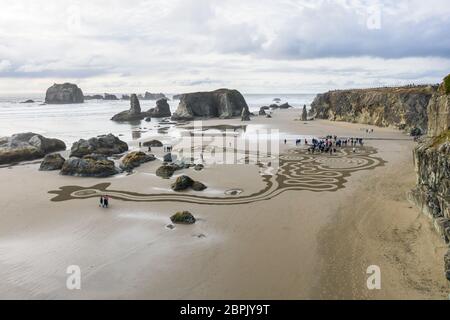 Bandon by the Sea, Oregon / USA - März 07 2020: Menschen, die durch das Labyrinth des Teams Circles in the Sand in Bandon, Oregon, wandern Stockfoto