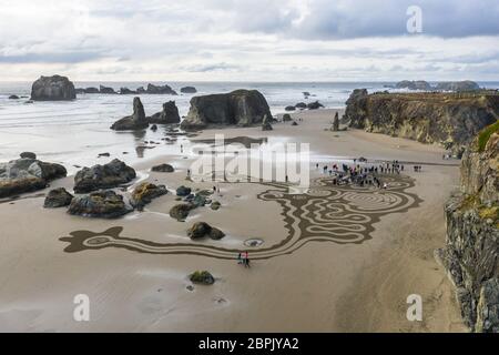 Bandon by the Sea, Oregon / USA - März 07 2020: Menschen, die durch das Labyrinth des Teams Circles in the Sand in Bandon, Oregon, wandern Stockfoto