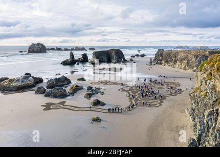 Bandon by the Sea, Oregon / USA - März 07 2020: Menschen, die durch das Labyrinth des Teams Circles in the Sand in Bandon, Oregon, wandern Stockfoto