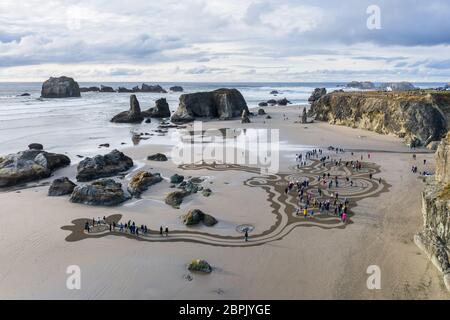 Bandon by the Sea, Oregon / USA - März 07 2020: Menschen, die durch das Labyrinth des Teams Circles in the Sand in Bandon, Oregon, wandern Stockfoto