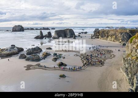 Bandon by the Sea, Oregon / USA - März 07 2020: Menschen, die durch das Labyrinth des Teams Circles in the Sand in Bandon, Oregon, wandern Stockfoto