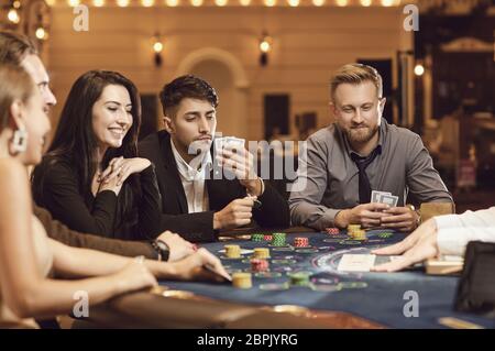 Freunde Glücksspiel Poker Roulette im Casino Stockfoto