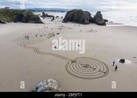 Bandon by the Sea, Oregon / USA - März 08 2020: Team von Kreisen im Sand zeichnet ein begehbares Labyrinth am Strand des Face Rock State Park Stockfoto