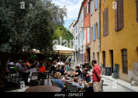 Cafés im Freien mit Kunden in Place de la Republique.Perpignan.Pyrenees-Orientales.Occitanie.France Stockfoto