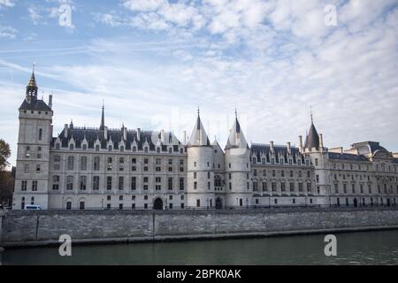 PARIS, Frankreich, 16. Oktober 2018: Paris schloss Conciergerie - ehemalige Königspalast und Gefängnis. Conciergerie auf westlich von Zitieren Insel und heute - Stockfoto