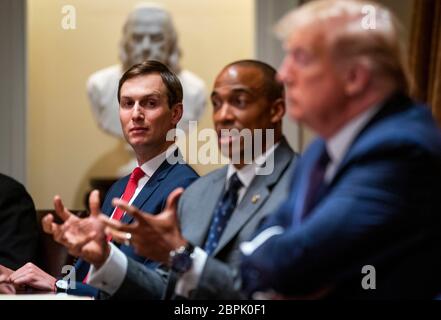 NYTVIRUS - Jared Kushner, links, sieht als Präsident Donald Trump und als Scott Turner, Executive Director des White House Opportunity and Revitalization Council, links, Bemerkungen, während sie an einem Treffen über Opportunity Zones, Montag, 18. Mai 2020 teilnehmen. (Foto: Doug Mills/The New York Times) Quelle: Doug Mills / Pool via CNP - Nutzung weltweit Stockfoto