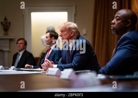 NYTVIRUS - Präsident Donald Trump macht Bemerkungen, wie er an Treffen zu Opportunity Zones mit Sen. Tim Scott, R-SC, direkt im Kabinettsaal, Montag, 18. Mai 2020. (Foto: Doug Mills/The New York Times) Quelle: Doug Mills / Pool via CNP - Nutzung weltweit Stockfoto