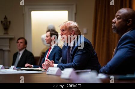 NYTVIRUS - Präsident Donald Trump macht Bemerkungen, wie er an Treffen zu Opportunity Zones mit Sen. Tim Scott, R-SC, direkt im Kabinettsaal, Montag, 18. Mai 2020. (Foto: Doug Mills/The New York Times) Quelle: Doug Mills / Pool via CNP - Nutzung weltweit Stockfoto